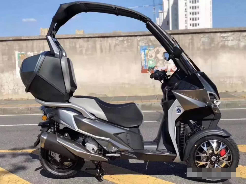 ad1,一款倒三轮摩托车,由金城摩托与意大利的摩托车制造商adiva联合