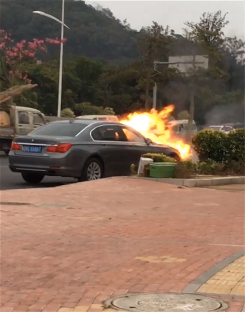 宝马7系街头自燃,落地104万,7.5秒破百,车头引擎盖直接着火