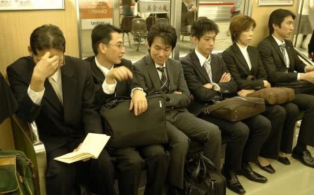 都说日本人素质很高,为何地铁上都没人给老人让座?看完恍然大悟