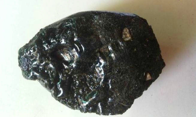 农村老汉猪棚捡到一块黑色石头,专家的话让他高兴不已