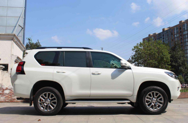 全新丰田普拉多3.5l tx-l实车亮相,尽显霸道本色