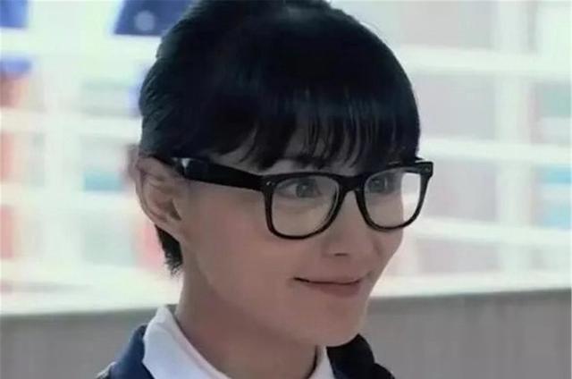 当时都嫌她丑,如今却追成狗