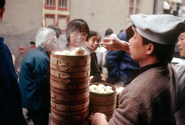 1993年的上海,罕见街拍老照片,这才是90年代的上海生活