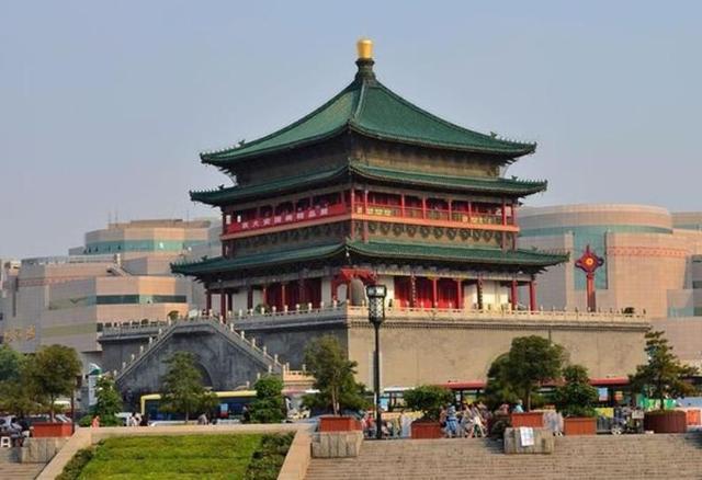 西安的象征钟楼，西安这么多有名的建筑，为什么钟楼是地标建筑？|钟楼|西安|西安钟楼_新浪新闻