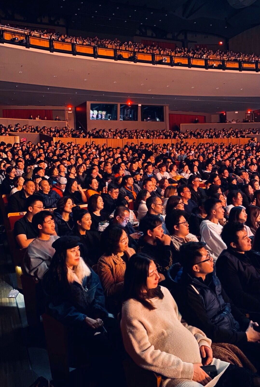 岳云鹏北美巡演聚海量观众孕妇挺大肚听相声超抢眼