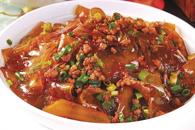 粉皮有很多种做法,特别是凉拌多放醋酸溜溜的很有较劲,我家小孩也喜欢