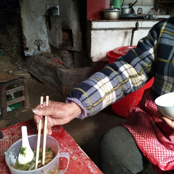 5幅农村老人吃饭的照片,极具视觉冲击力,路程再远也要回家过年