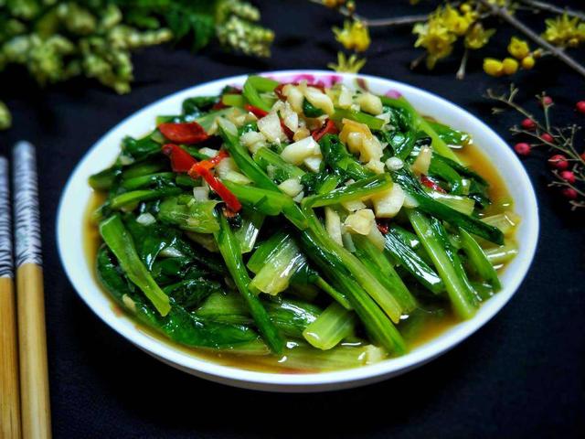 蚝油蒜蓉油麦菜清脆爽口香味浓郁闻着就流口水