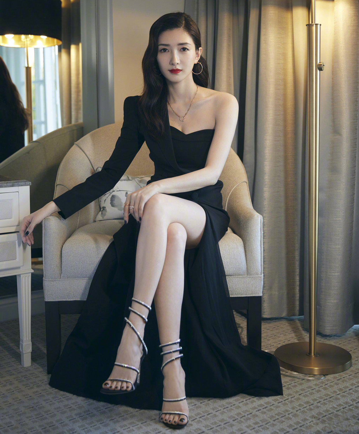 江疏影白到发光,穿西装高衩裙点缀姨妈色口红,散发强大女王气场