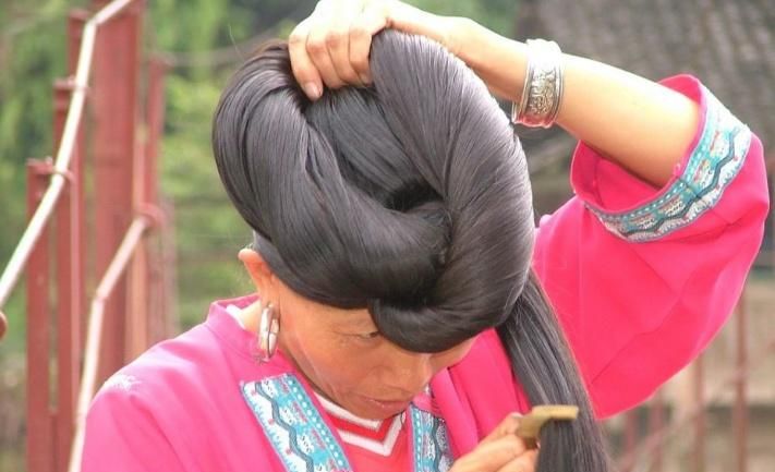 中国一长发村:女性从小蓄发最长达1.7米,村民靠农家乐年入百万