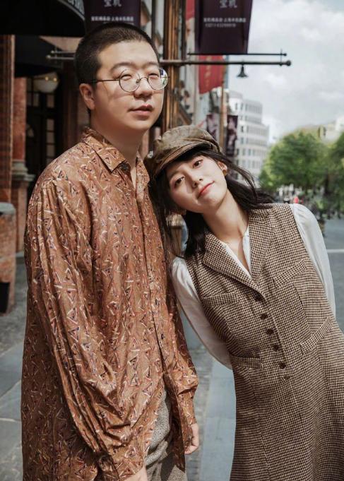 李诞深夜被一女子亲吻原因和老婆有关防止花边新闻自己先坦白