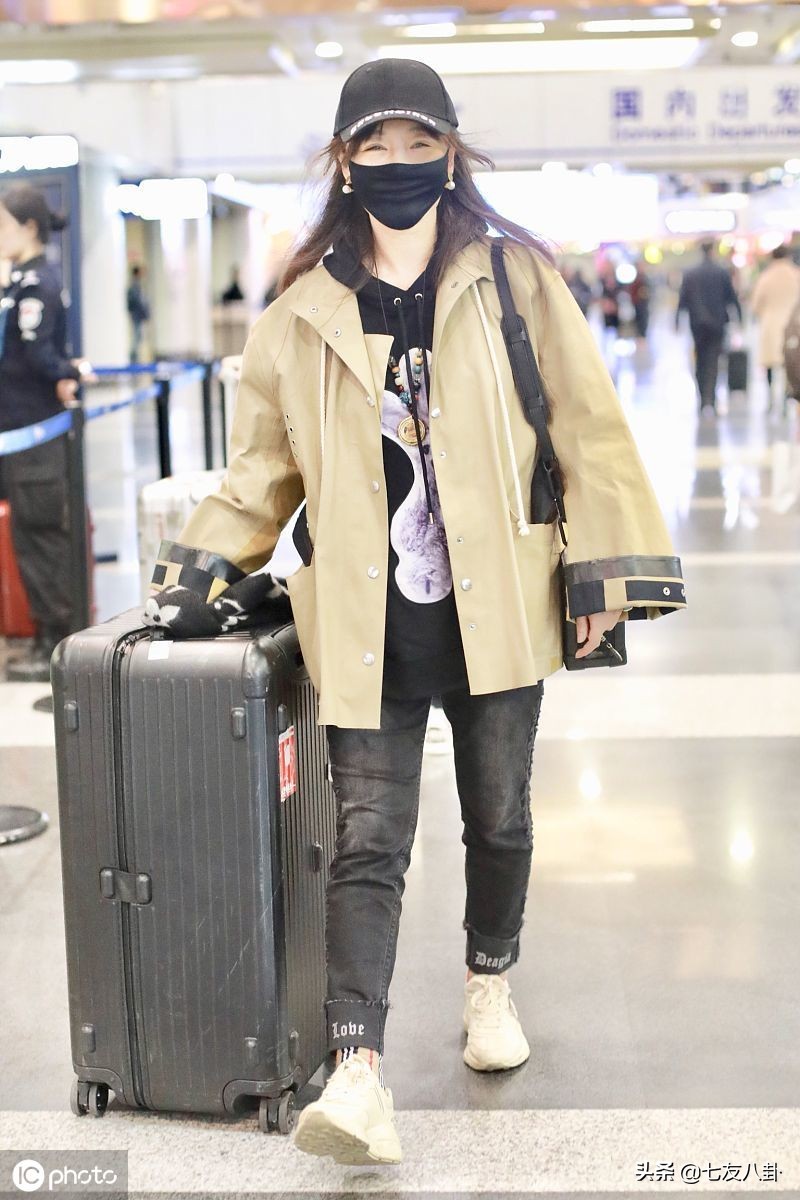 薛佳凝卡其色外套搭牛仔裤休闲简约,自推行李无明星架子