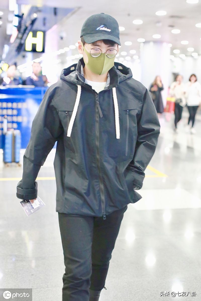 郭麒麟黑色look简约帅气,走出六亲不认步伐霸气十足