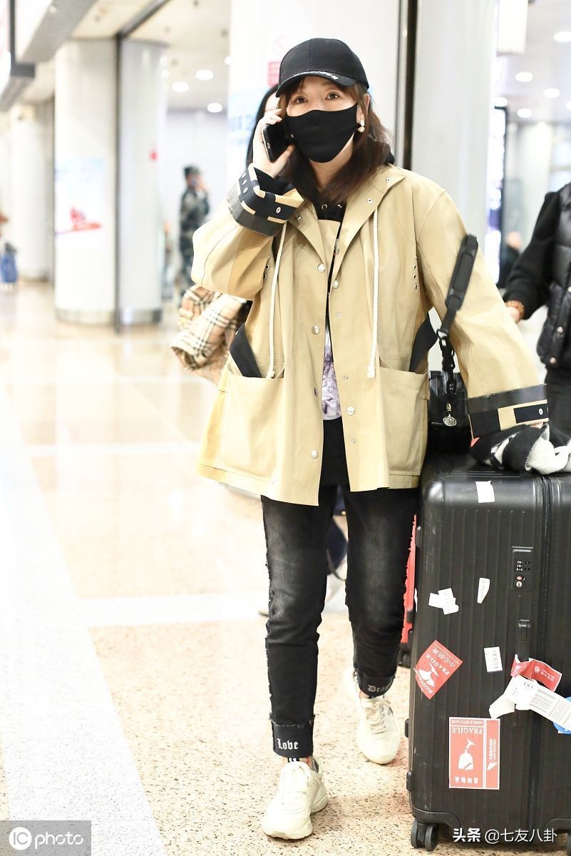 薛佳凝卡其色外套搭牛仔裤休闲简约,自推行李无明星架子