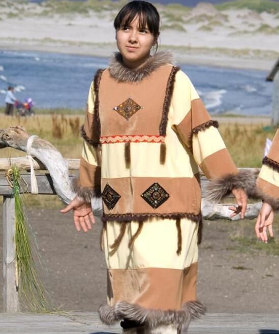 穿鸟皮——羽毛可以穿进去也可以穿出去去打猎的阿留申人经常用刺绣