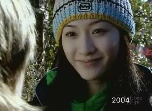 2005年,李小冉在《巴黎童话》中更加瘦小,锁骨清晰可见,在何润东身边