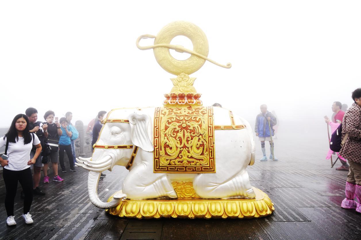 峨眉山金顶,六牙白象四大菩萨都有自己示现教化众生的道场.