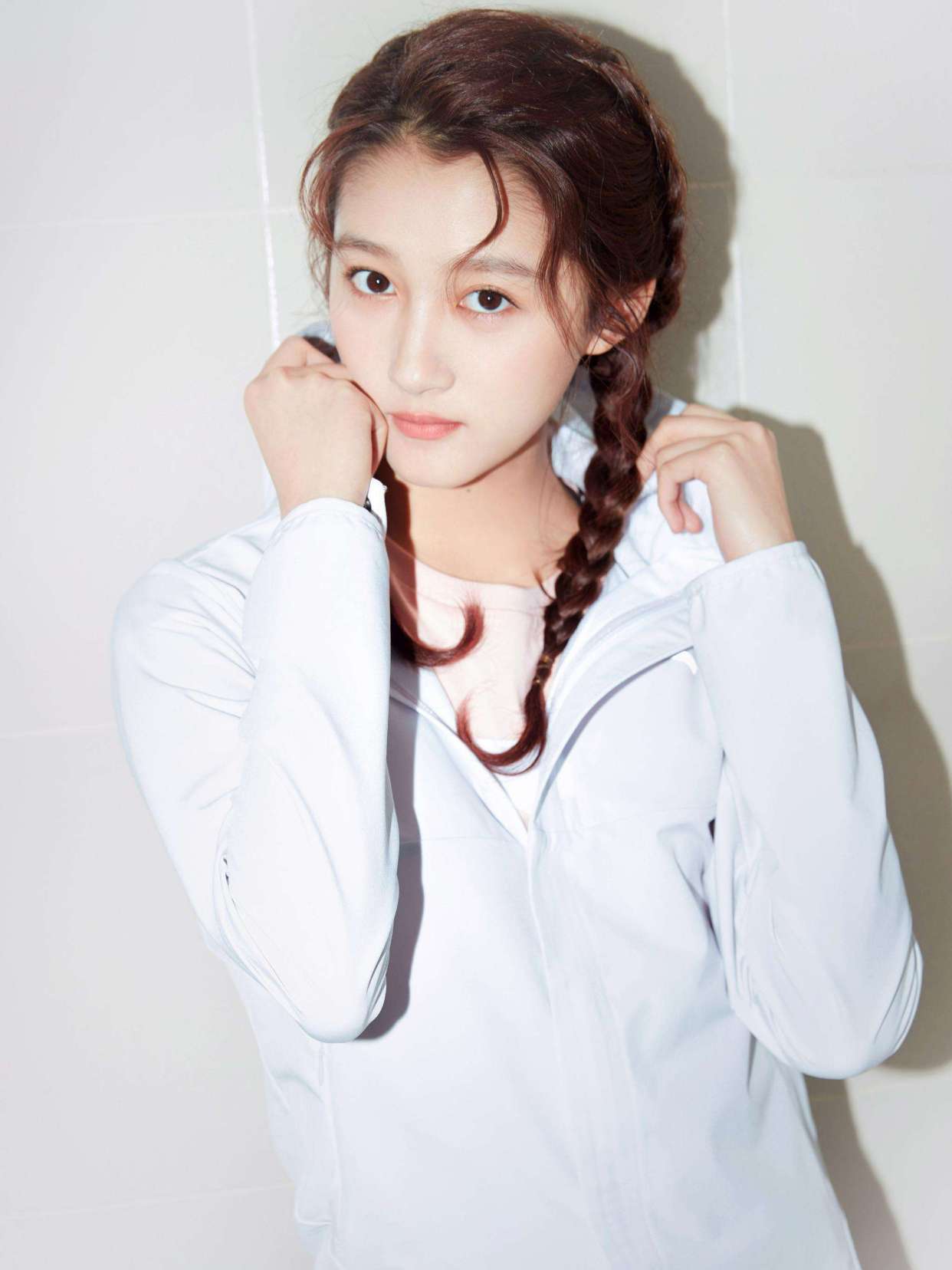 关晓彤机场造型被嘲又土又壮,p图换成陈伟霆毫无违和感