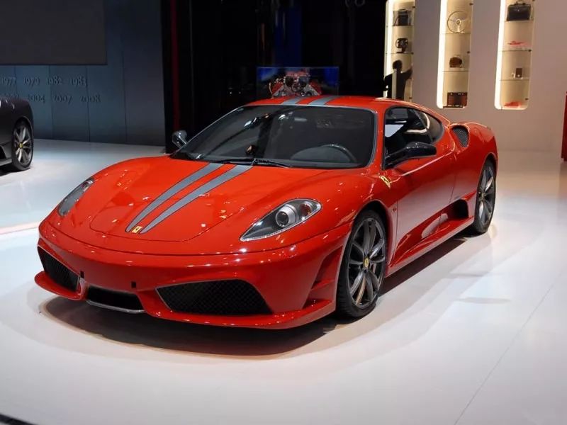 小伙开500万法拉利飙车惨遭"毁容",网友:不作死就不会死!