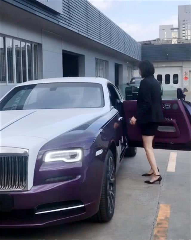 白富美开700万劳斯莱斯,配"贵妇紫"漆面,明星也不过如此-新浪汽车