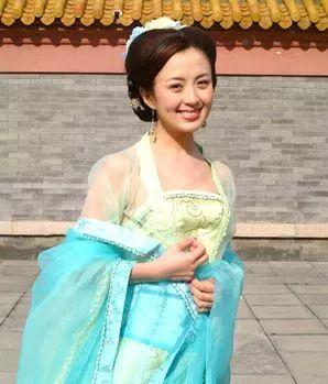 18岁出道爆红,34岁未婚先孕,孩子生父至今是谜,今母子相依为命