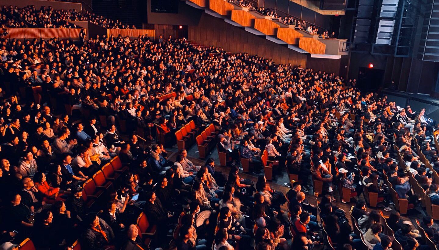 岳云鹏北美巡演聚海量观众孕妇挺大肚听相声超抢眼