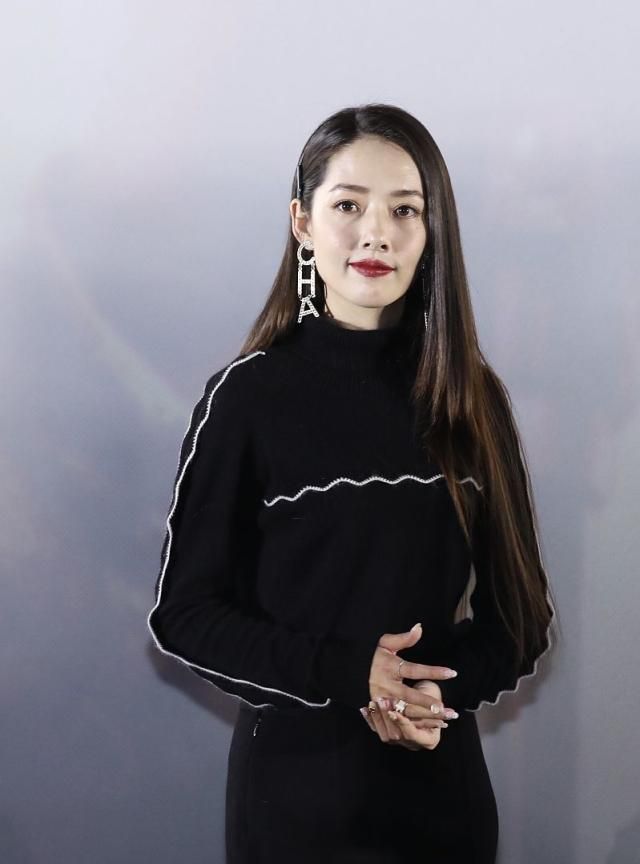 郭碧婷穿搭:花边针织长裙高跟鞋chanel单边耳环 妩媚动人