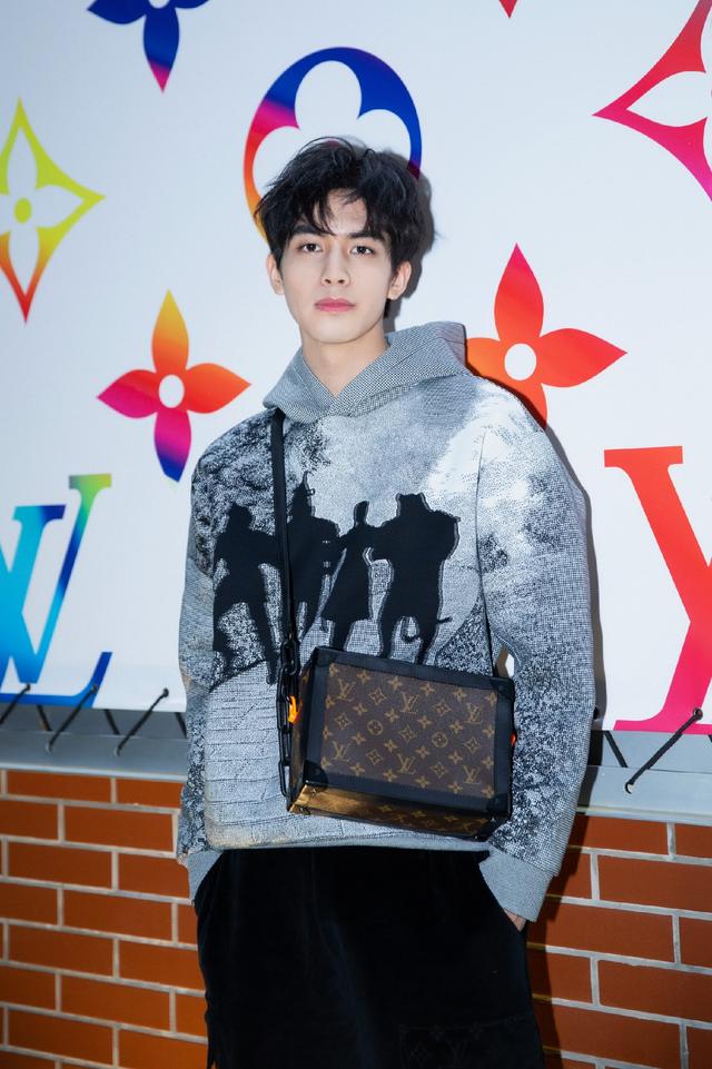 "撕漫男"宋威龙颜值能打,学院马甲配皮裤高贵优雅,现代版容止