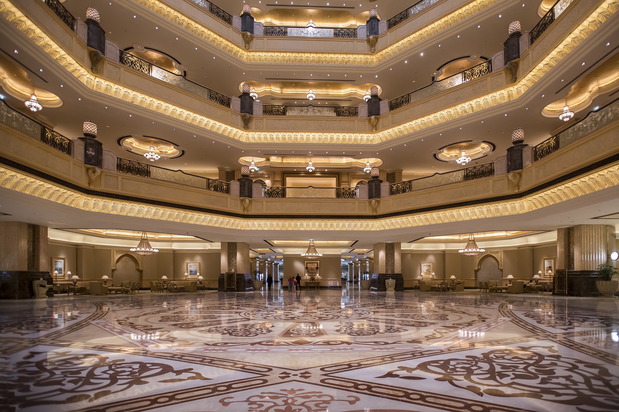 政府投资的8星级酒店:成本268亿全球第4,一晚最贵8万却歧视华人