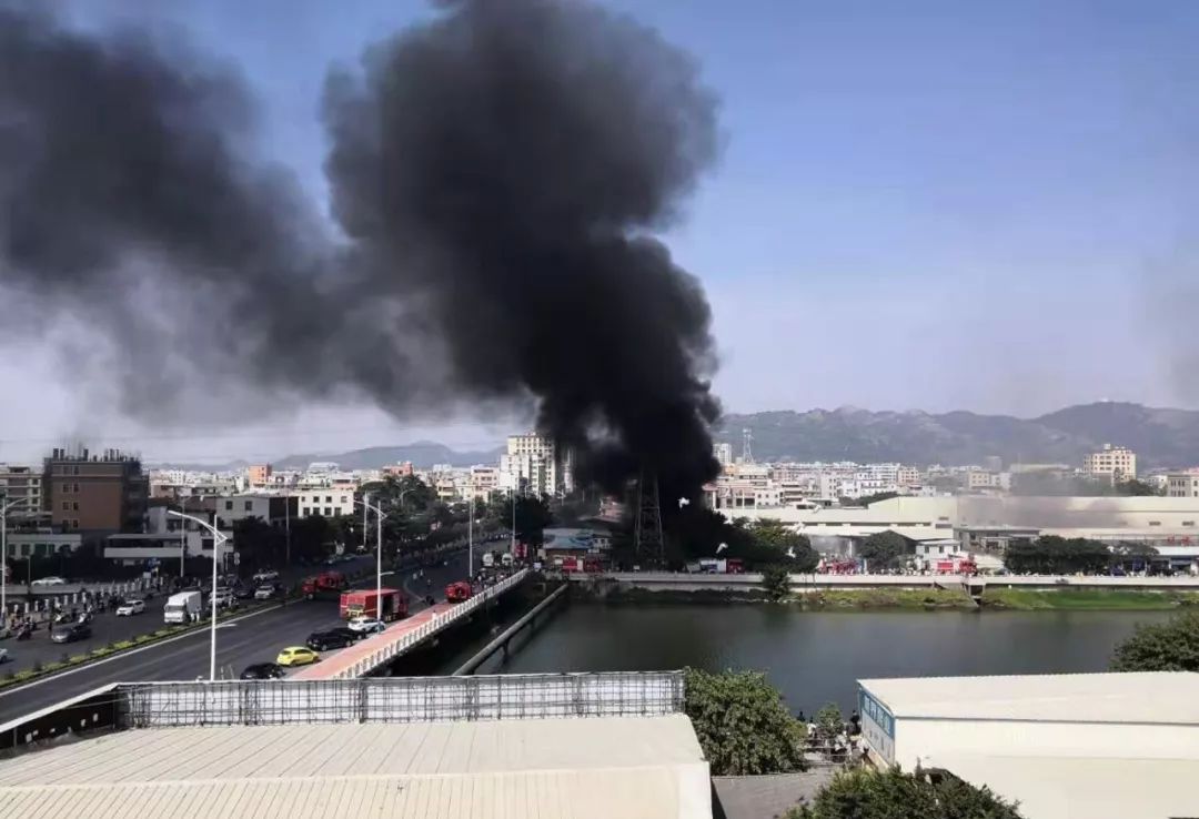 汕头市区一家海绵工厂发生火灾幸好事故中无人员伤亡