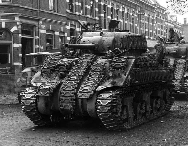 二战美军"谢尔曼"装甲太薄,大兵们用了哪些土办法?很管用!