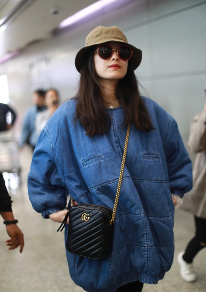 倪妮穿蓝色牛仔外套破洞窄腿裤,头戴渔夫帽,散发出文艺的气息!