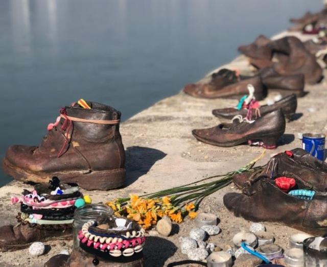 多瑙河畔的铁鞋雕塑60双不规则摆放究竟有怎样的故事