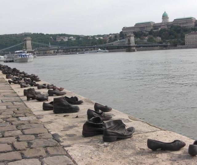 多瑙河畔的铁鞋雕塑60双不规则摆放究竟有怎样的故事