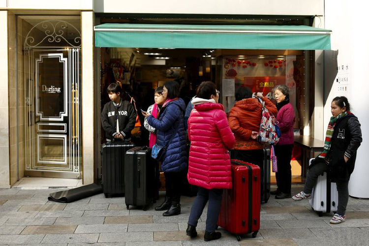 日本小伙来中国旅游，在免税店疯狂购物