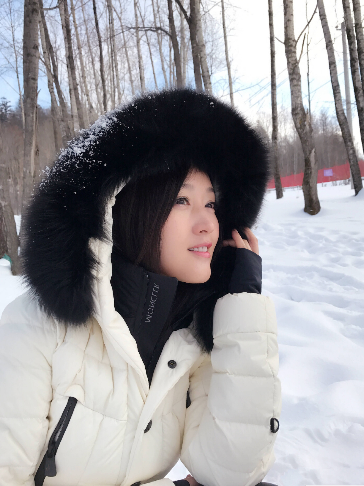 杨钰莹晒长白山旅游照,穿棉服躺雪地里凹造型,48岁美成了洋娃娃