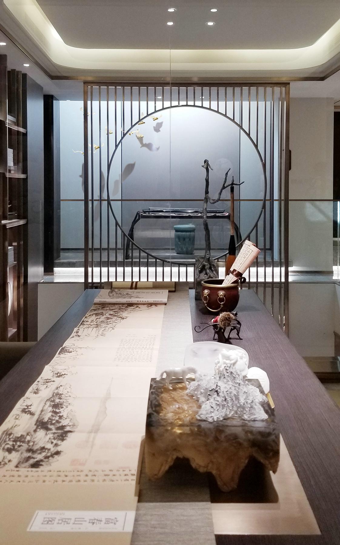 ▼于书房中,可凭窗静读,亦可舒心泼墨,所谓风雅,不过如此.