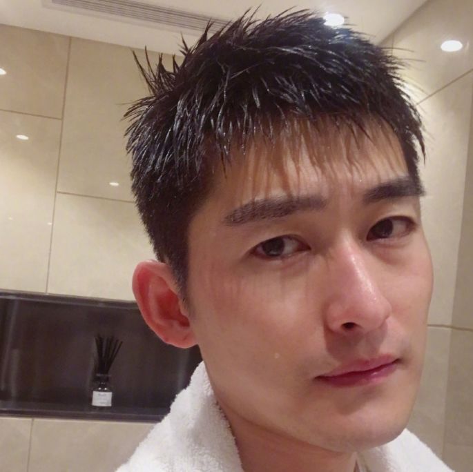 35岁张翰"甜睡照"曝光,看到素颜下的真实状态,粉丝无法淡定