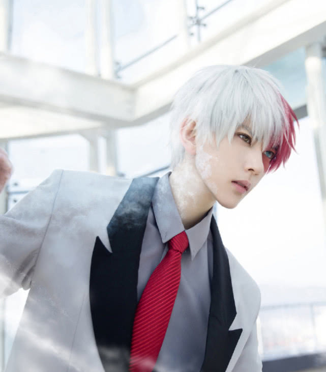 熊祁cos轰焦冻,看到他穿西装的样子,网友:谁能不爱呢?