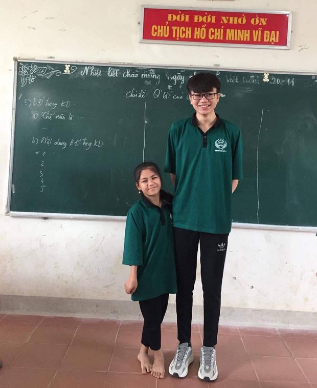 越南身高1.3米的女孩与1.85米男孩谈恋爱，因55厘米身高差走红