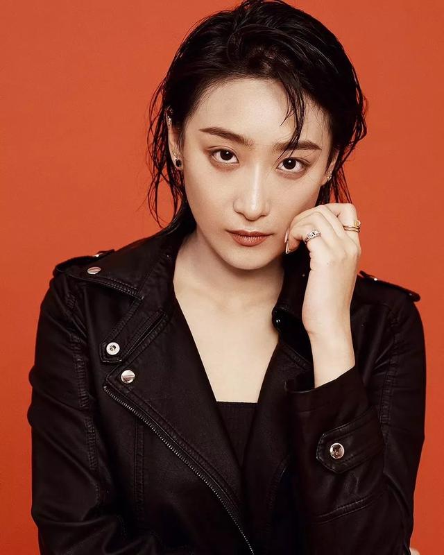 尚如梦亮相中国互联网电影节 黑色西装霸气十足|如梦
