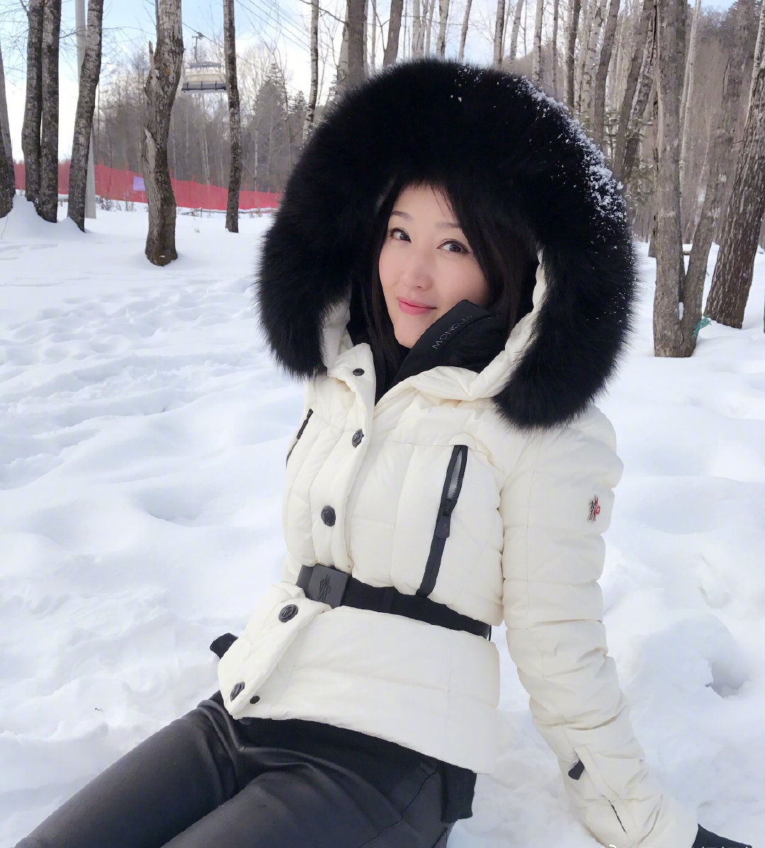 杨钰莹晒长白山旅游照,穿棉服躺雪地里凹造型,48岁美成了洋娃娃