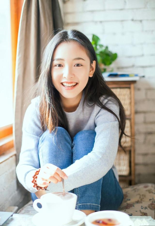 吴倩不愧是武大校花私服清新甜美宛如二次元少女太美了