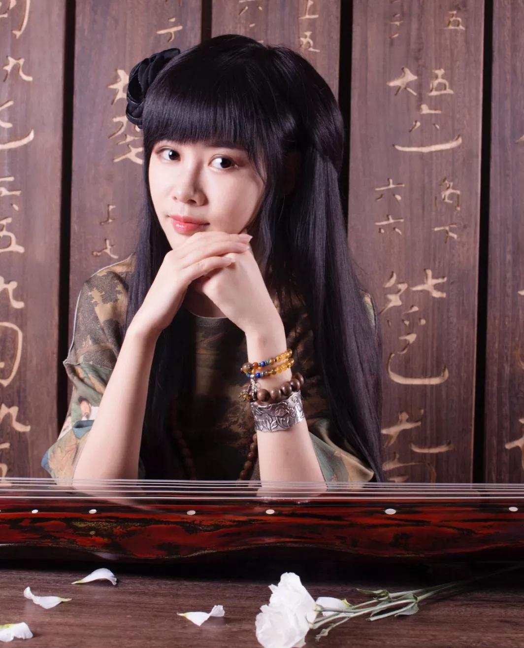 熊云韵著名古琴演奏家.首位获得全球"华语金曲奖"的青年古琴艺术家.