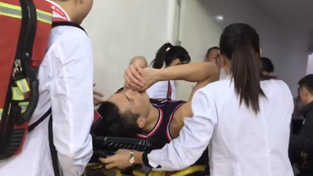 伤势不亚于丛明晨cba昔日状元被救护车接走曾因恋情被关注