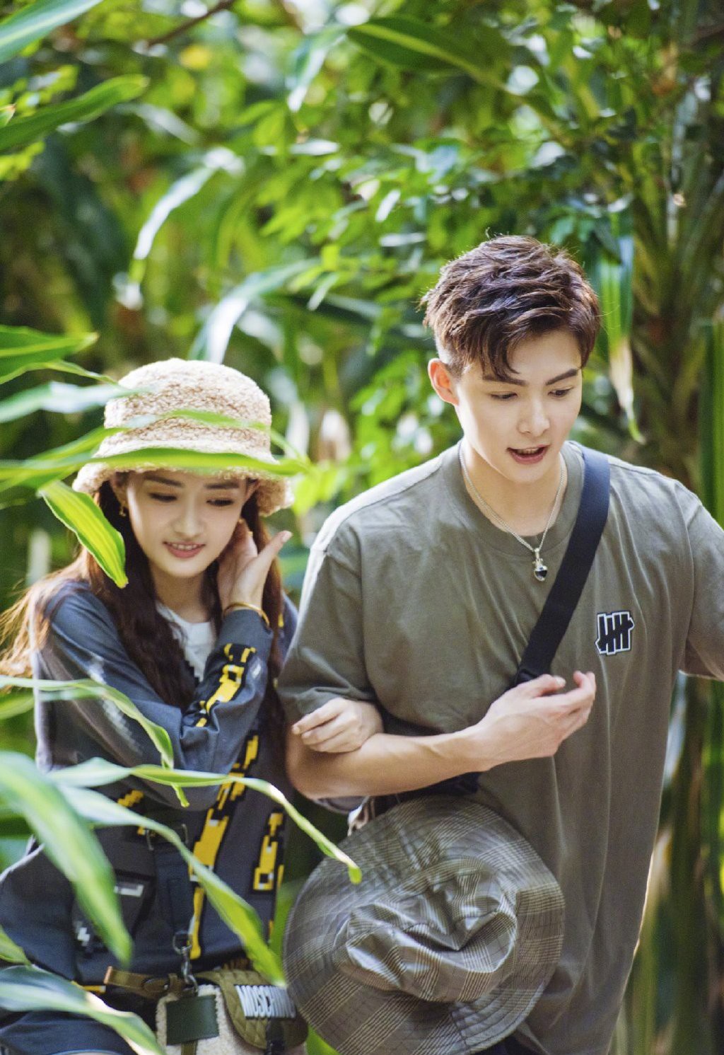 徐璐真少女,25岁穿涂鸦印花裙娇俏可爱,同框张铭恩简直配一脸