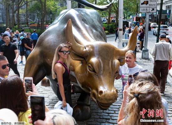  资料图：华尔街铜牛雕塑。