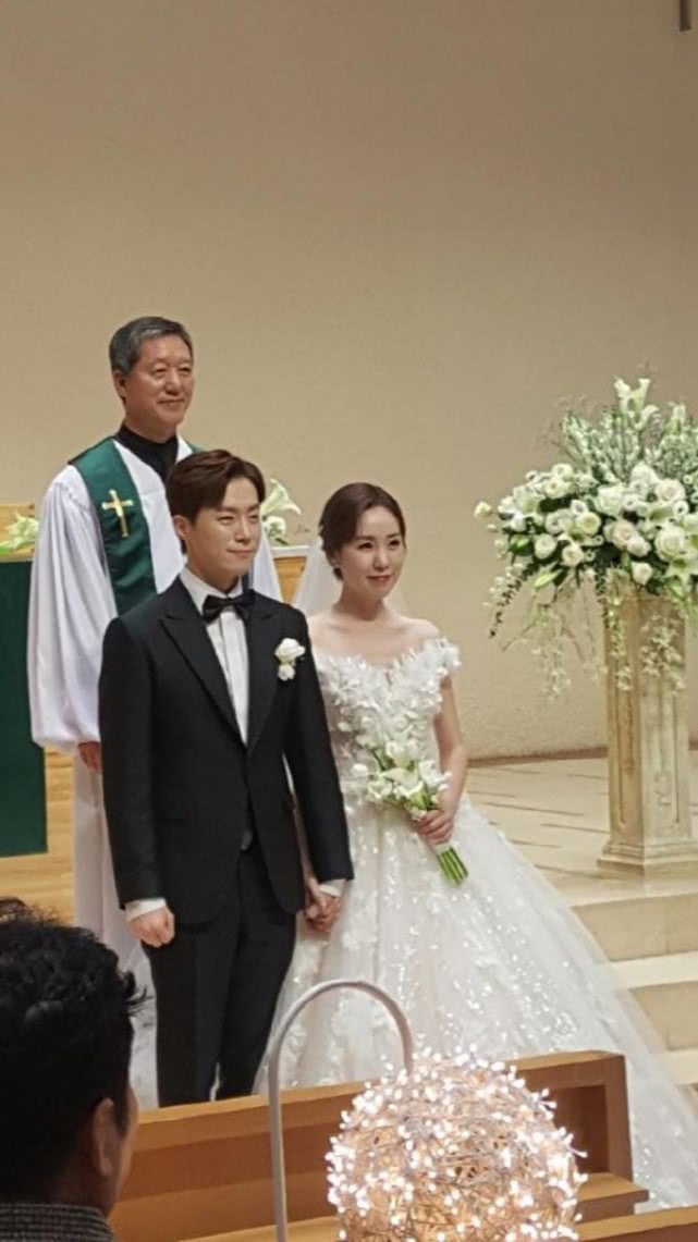 简美妍黄保罗婚礼现场首曝光,尹恩惠李姬珍沈恩珍献上新婚祝词