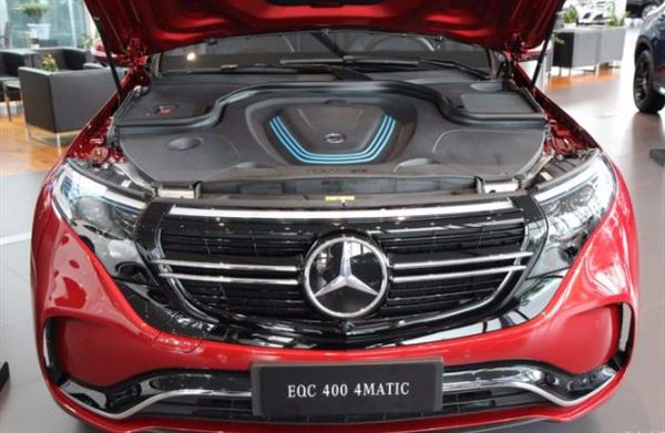 全新奔驰EQC到店实拍，轴距超2米8+续航415KM，竞争奥迪e-tron