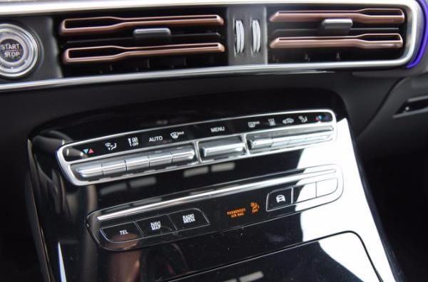 全新奔驰EQC到店实拍，轴距超2米8+续航415KM，竞争奥迪e-tron